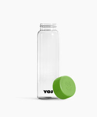 Flaska med grönt lock ståendes på sidan